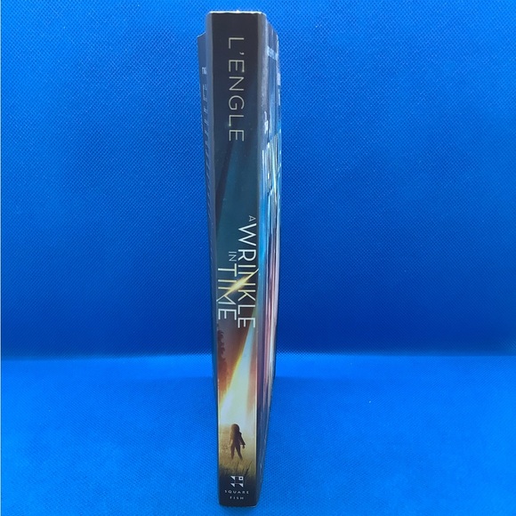A Wrinkle In Time Paperback Book with Movie Cover - Picture 3 of 4